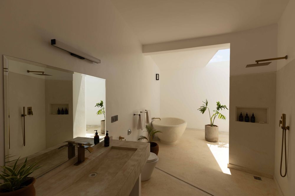 Outdoor stone bathtub